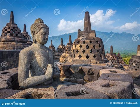 De Tempel van Borobudur: Een Monumentale Verpersoonlijking van Boeddhistische Leer en een Baken van Politieke Macht