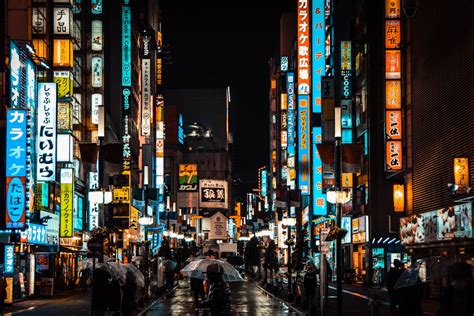 新宿 ハッピーアワー：都市の夜を彩る時間