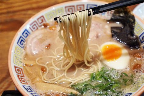 東京 有名な食べ物 - なぜか宇宙人がラーメンを食べている